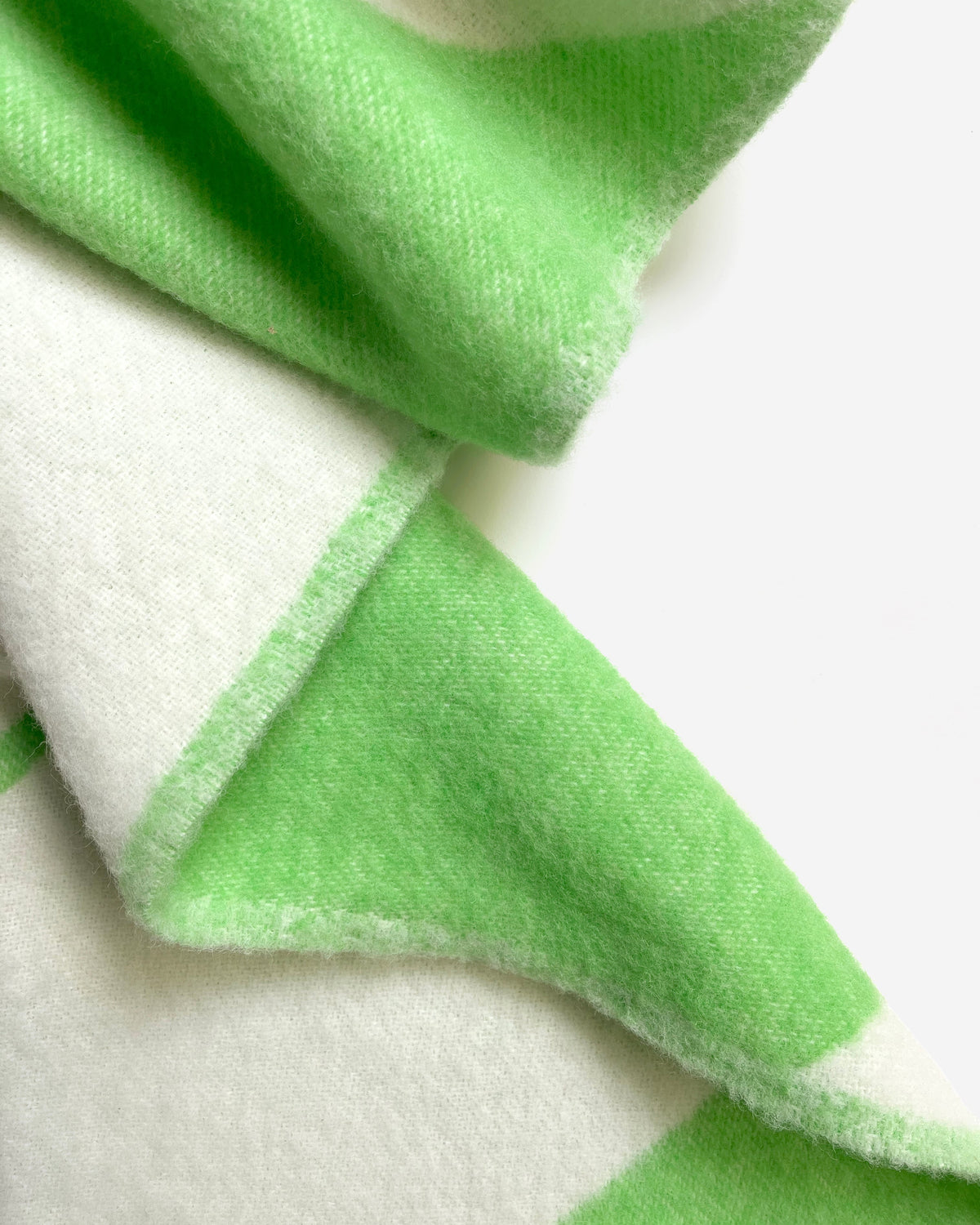 Maison Deux Swirl Wool Blanket in White/Apple – detail 4