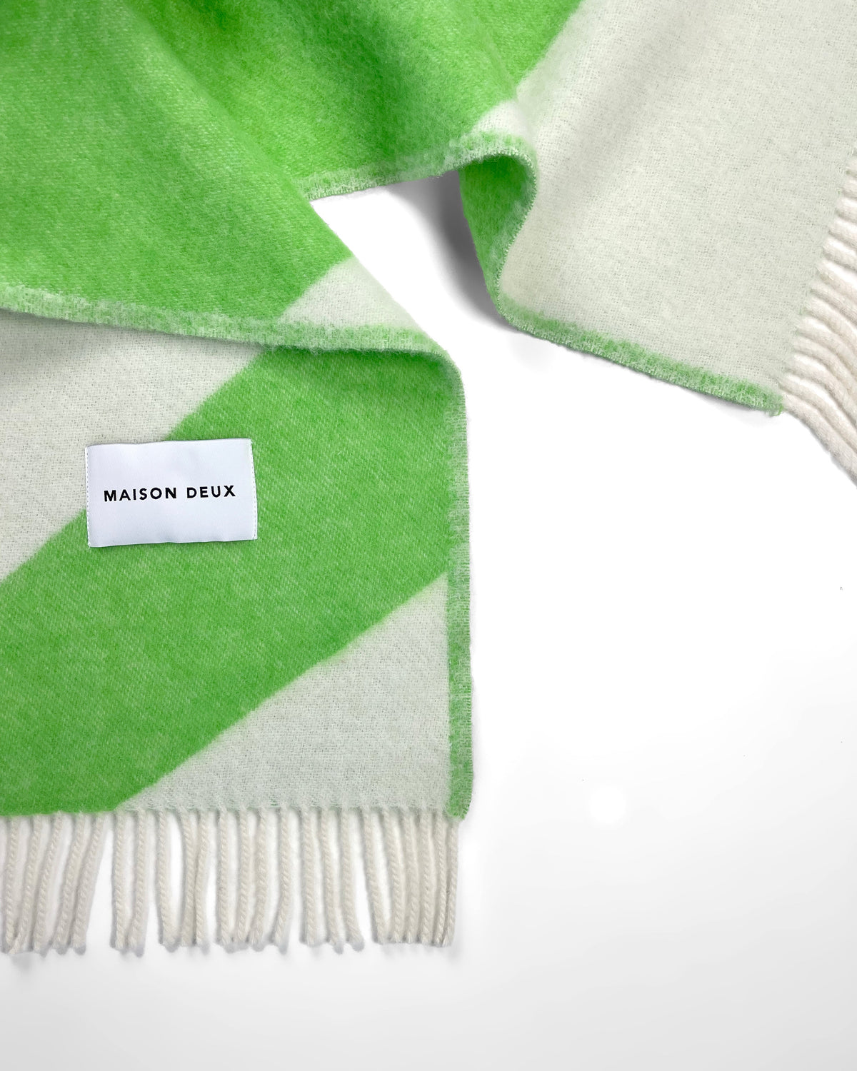 Maison Deux Swirl Wool Blanket in White/Apple – detail 3