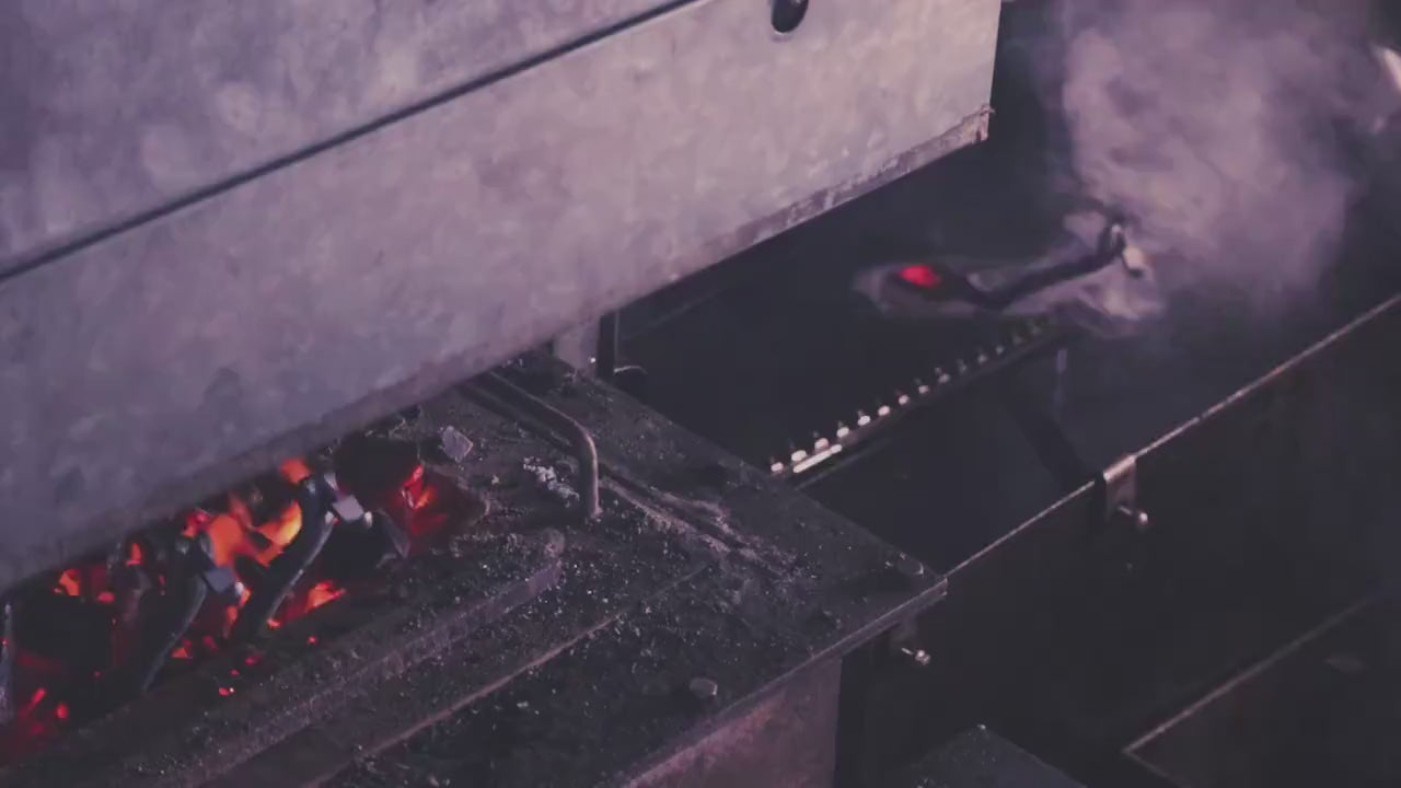 Tobisho workshop film – hand-forging Aogami steel shears at the charcoal forge
