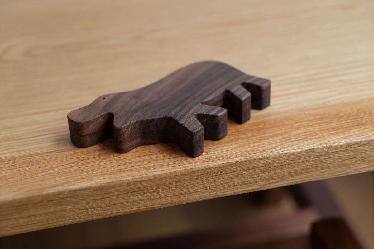 Eguchi Toys Hippo Rattle – close-up of the walnut grain