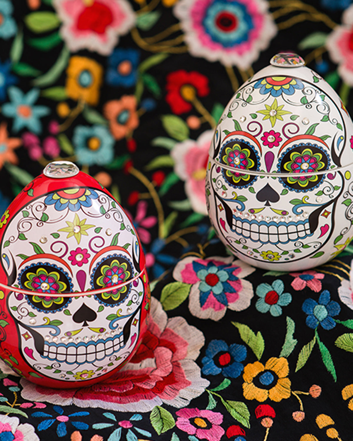 Ladenac Milano Skull ceramic candle 220 g, skulls styled on embroidered textile