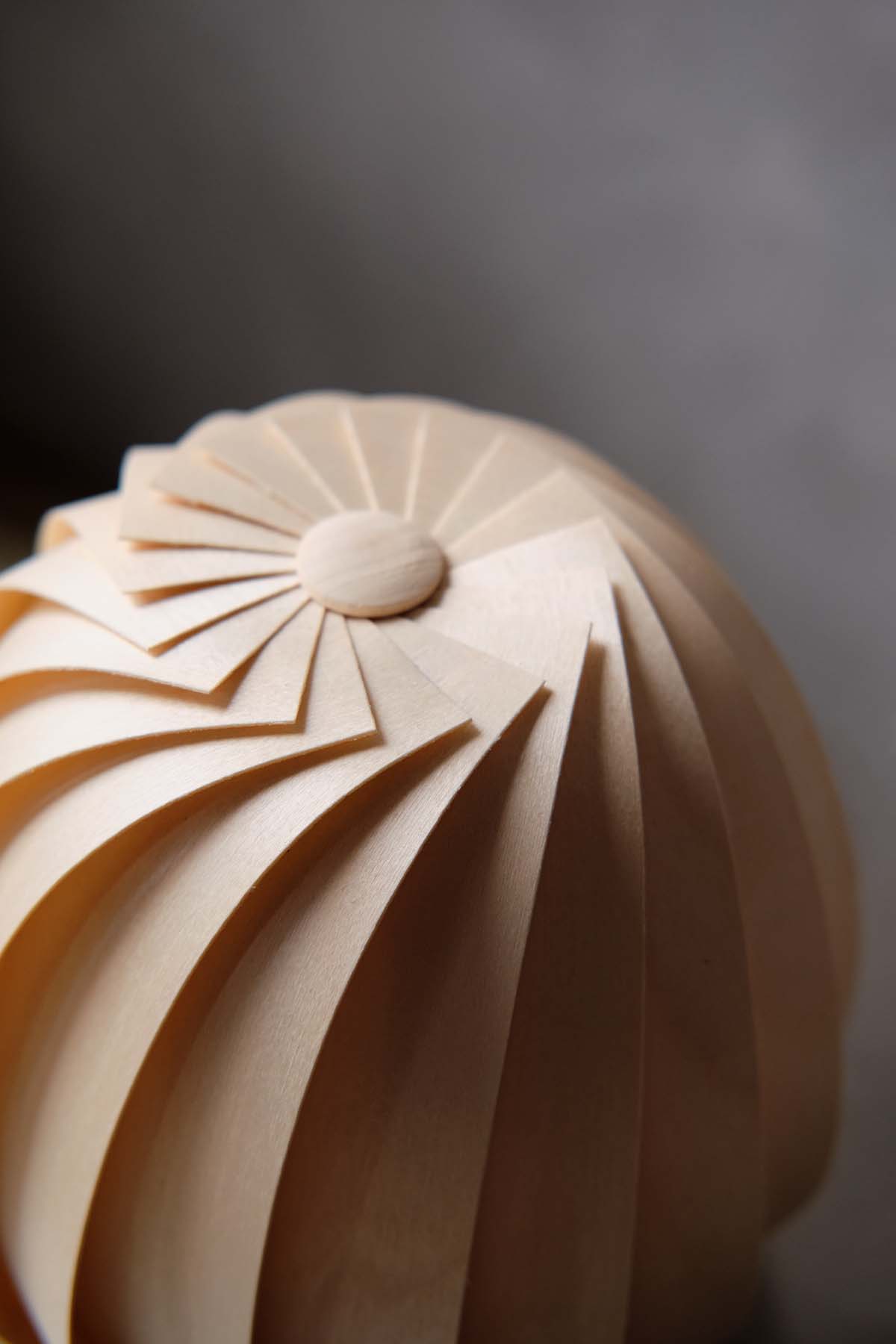 Tom Rossau ST906 Mini table lamp – Natural Birch close-up