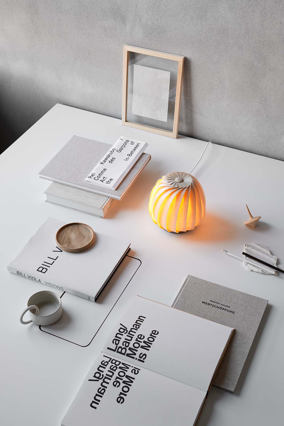 Tom Rossau ST906 Mini table lamp – Natural Birch, lit on a table