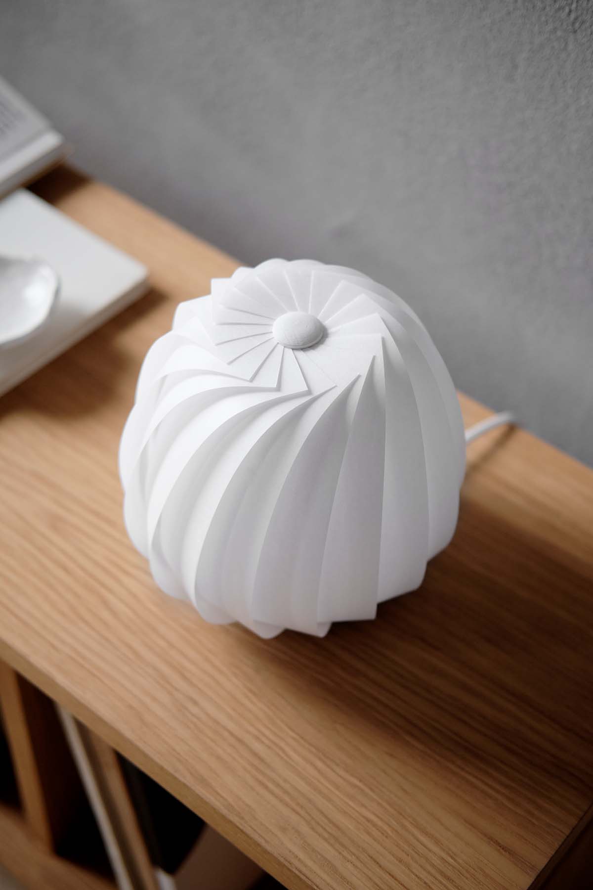 Tom Rossau ST906 Mini table lamp – White Coated Paper close-up