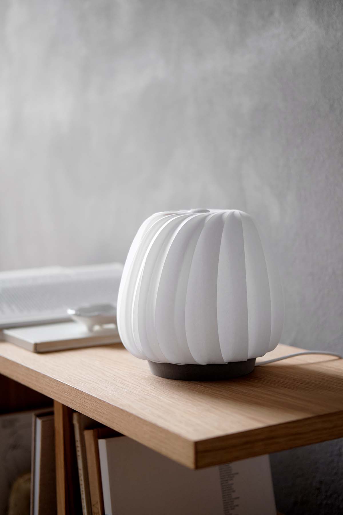 Tom Rossau ST906 Mini table lamp – White Coated Paper, side view