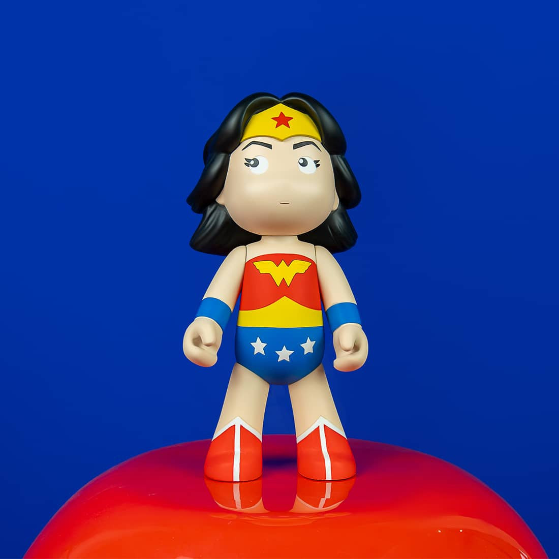 Leblon Delienne Wonder Woman Super Pop sculpture, side view, 10 inch