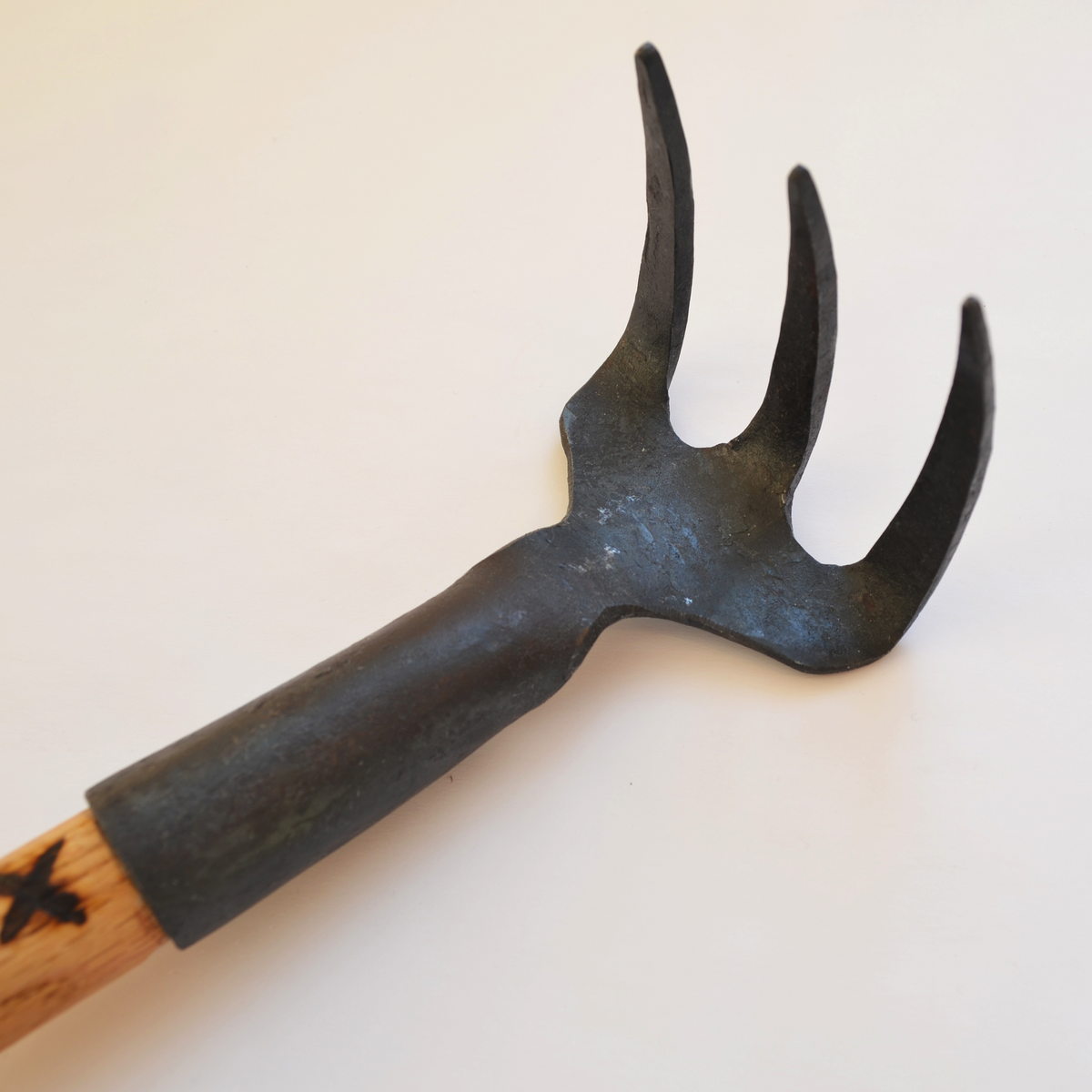 Master Shin's Anvil #70 Hand Cultivator, 3-Tine (photo 5 of 6)