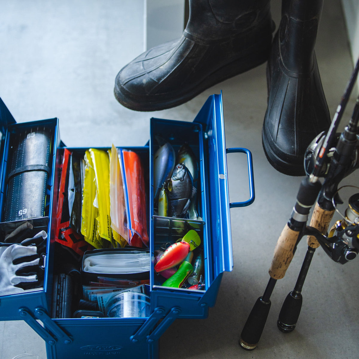 Toyo Steel ST-350 Two-Level Cantilever Toolbox – Blue in use