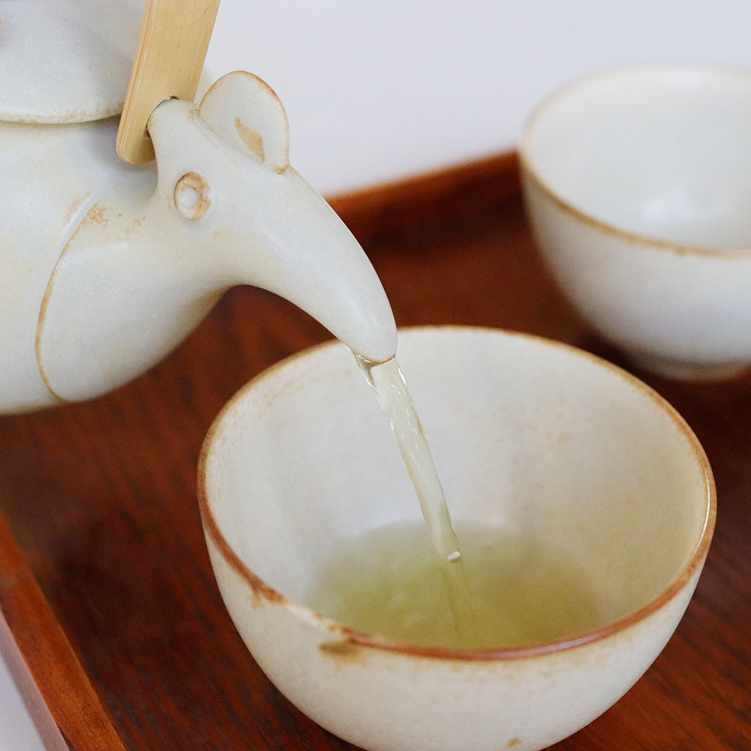 Ceramic Japan Tori Bird Teapot – pouring tea into a cup