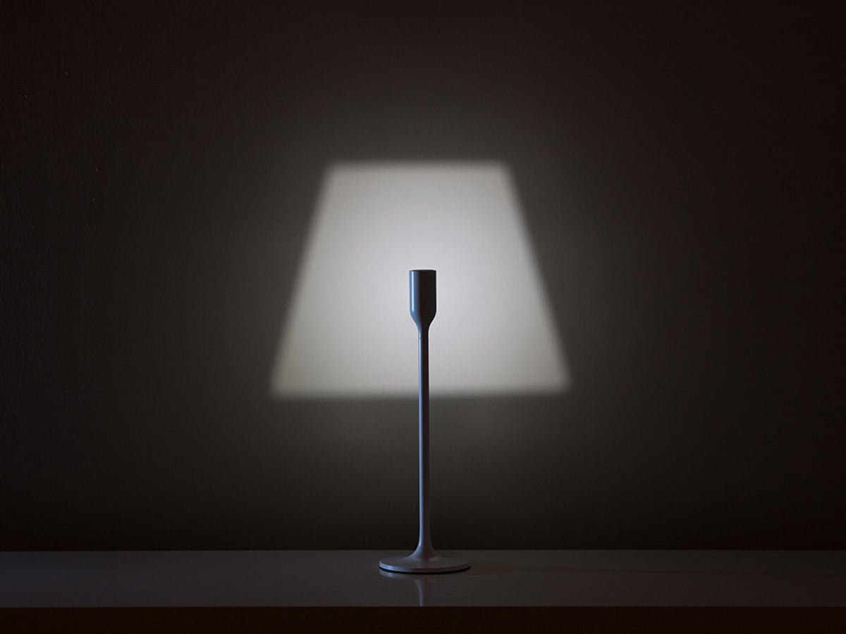 Innermost YOY LED table lamp by YOY – projection in a dark room