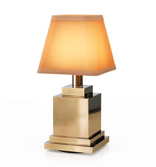 Neoz Ritz cordless lamp on restaurant table, dimmable lighting, rechargeable, elegant design
